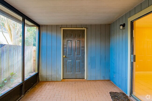 Building Photo - Great Townhouse in Central Pensacola