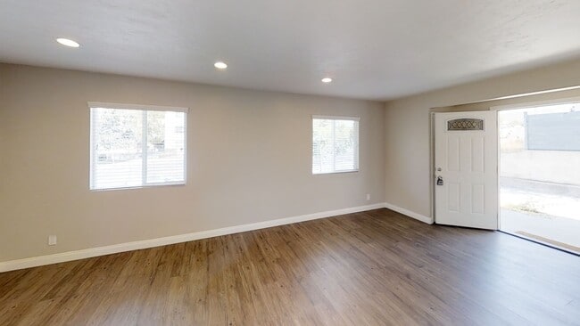 Photo - HUGE House on College! Quick Walk to Campu...