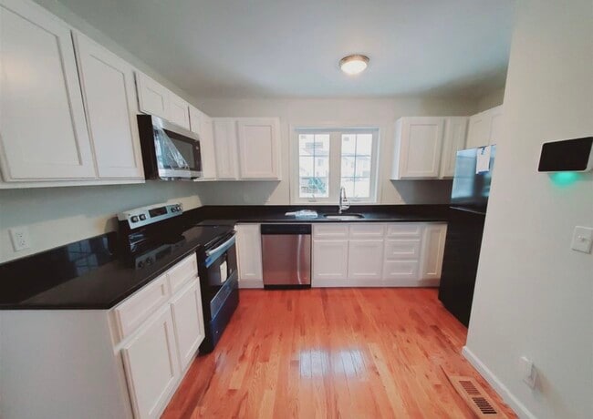 Photo - 840 Seaview Ave