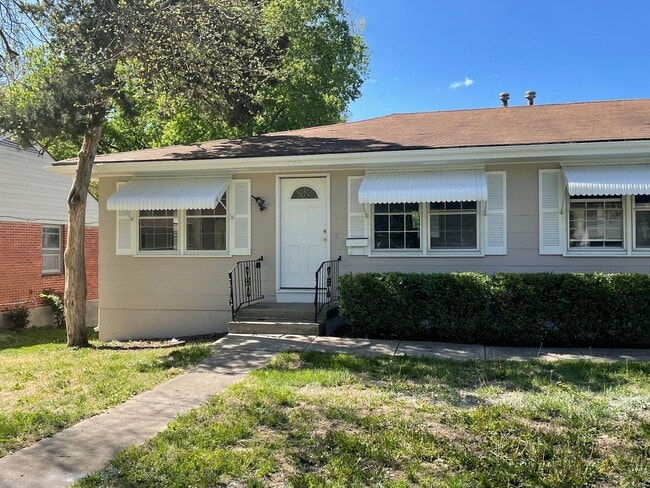 Building Photo - {731} Convenient Location + Full basement + 2 Car Tandem Garage