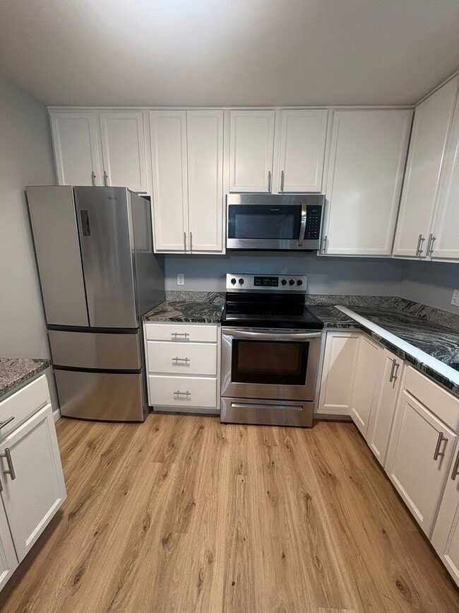 Building Photo - Fully renovated unit with all new everything