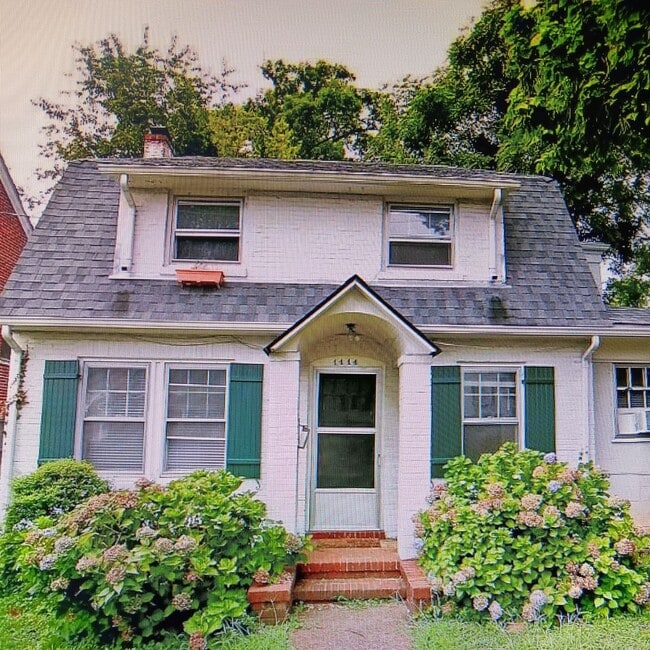 Building Photo - Minutes to Campus / 5 Bedroom / 2 Bathroom Rental