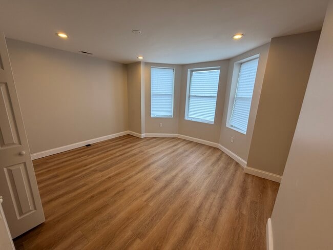 Building Photo - 4646 York Rd Unit 3