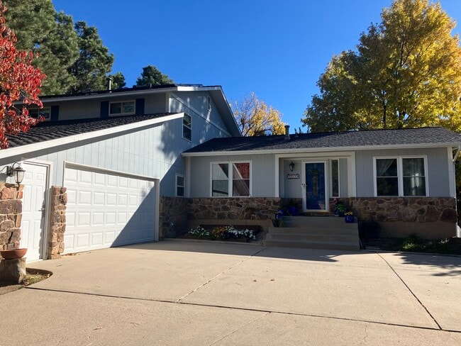 Building Photo - 3315 Clubheights Dr