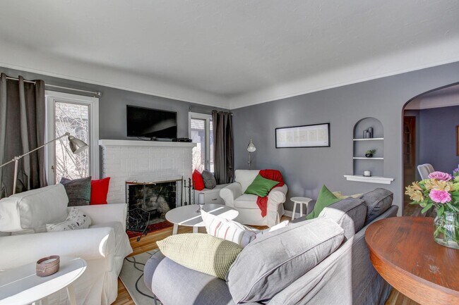 Photo - CANT MISS Updated 4 Bedroom Available Minu...