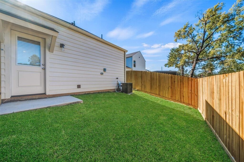 Photo - 710 W Dallas St