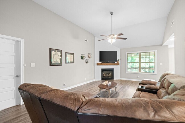 Photo - 3 Bed 2 Bath Home For Rent Near Downtown C...