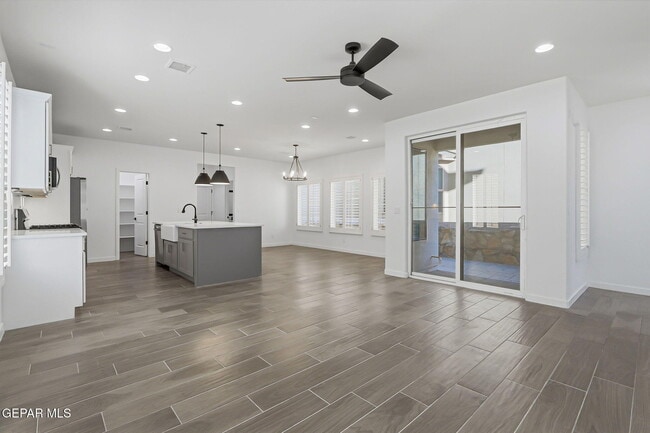 Photo - 4512 Mark Avizo