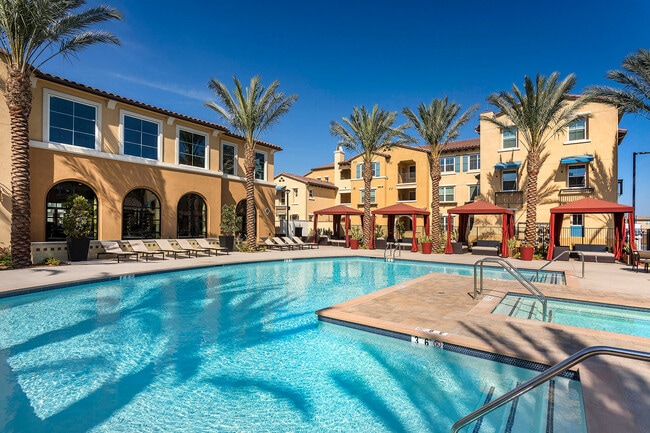 Resort-style pool and spa - AMLI Camarillo
