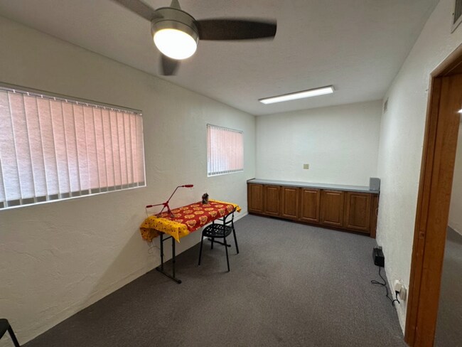 Photo - 927 N Swan Rd