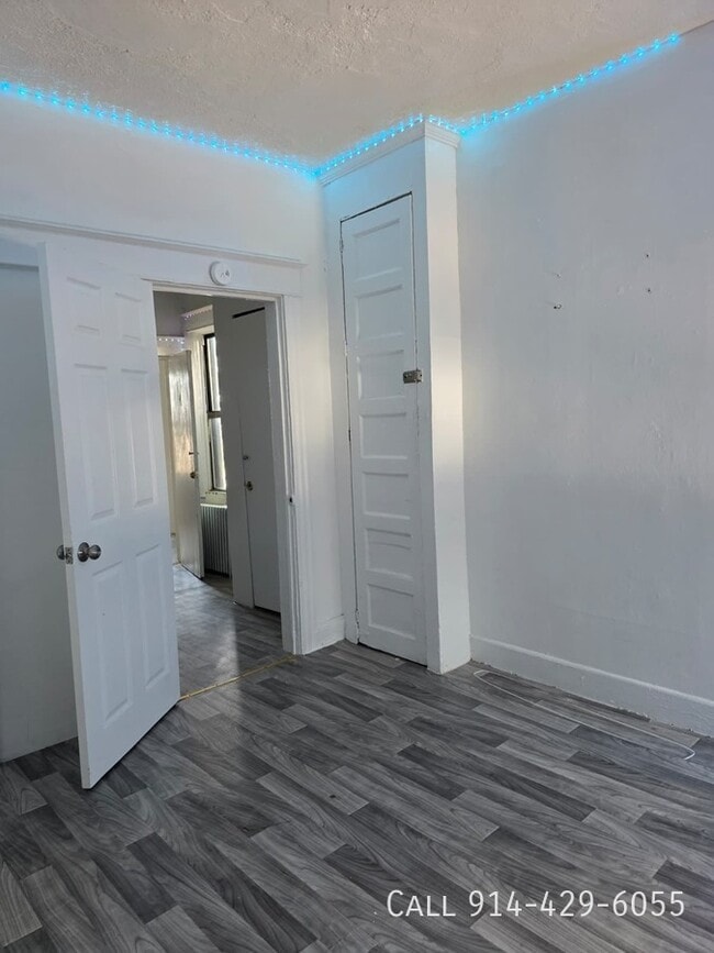 Building Photo - 33 Van Cortlandt Park Ave Unit 1R