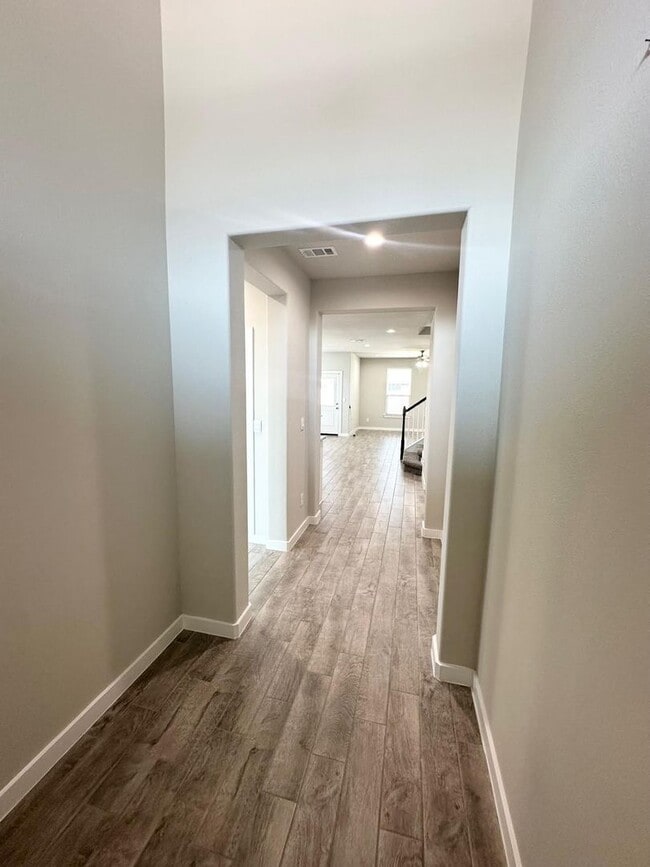 Photo - 5 Bedroom 4 Bathroom Ready to Rent ASAP!