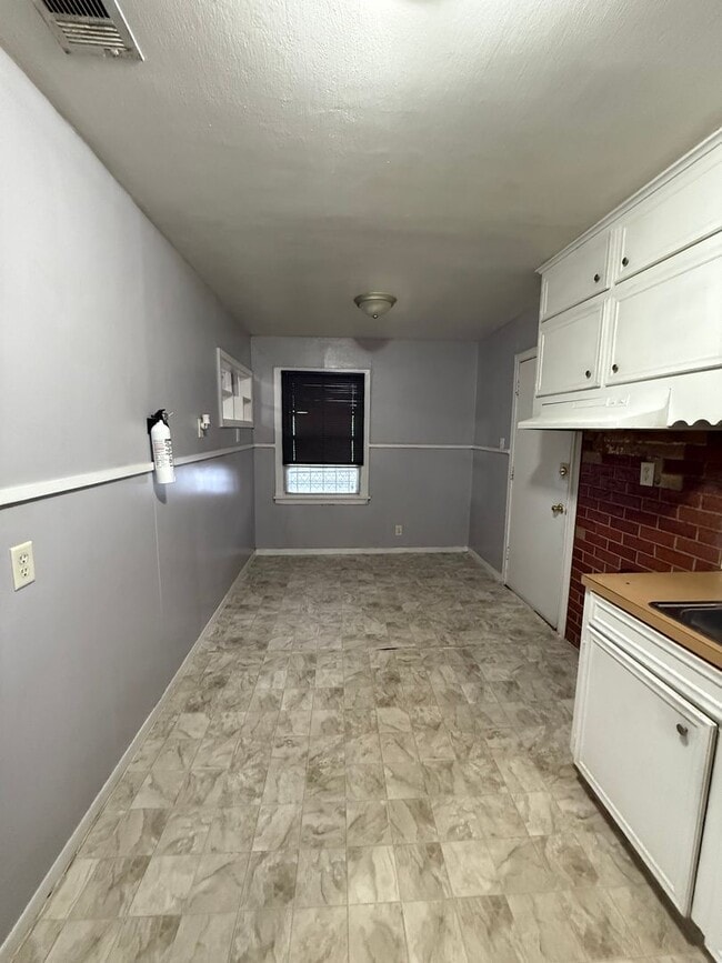 Photo - 2754 Lakehurst Ave