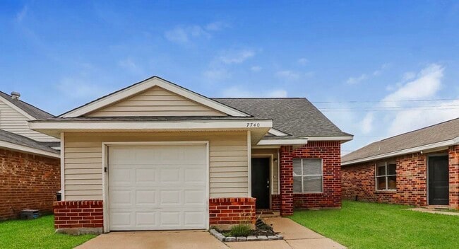 Building Photo - MOVE IN READY