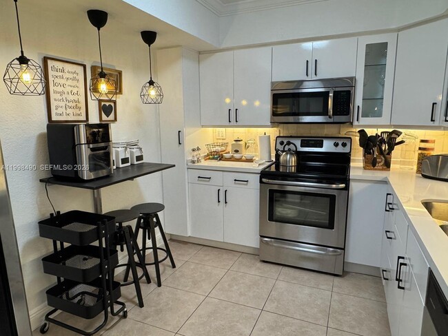 Photo - 3600 Mystic Pointe Dr Unidad 910