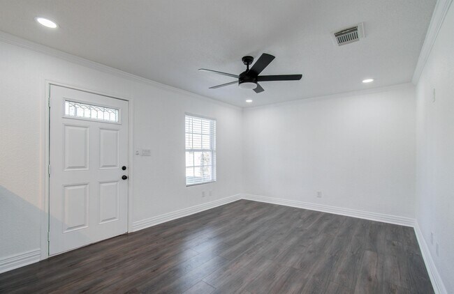 Photo - 806 E 33rd St