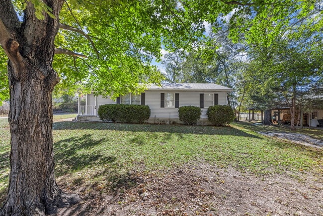 Building Photo - 115 E Sycamore Rd