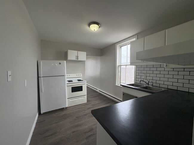 Building Photo - 140 Adelaide St Unit 6