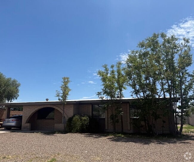 Building Photo - Casas Adobes Park Rental