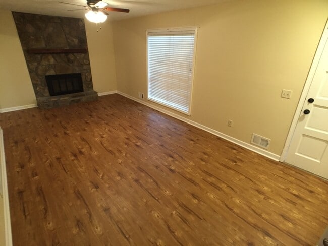 Photo - Kennesaw - 3 or 4BR - WALK to Big Shanty Park!