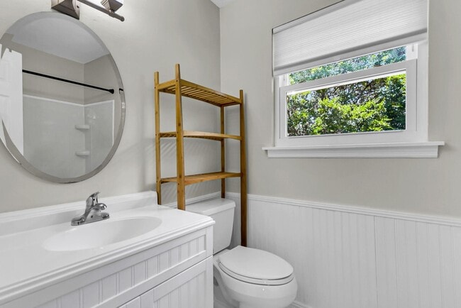 Building Photo - 415 Parkdale Dr Unit 4B Rental