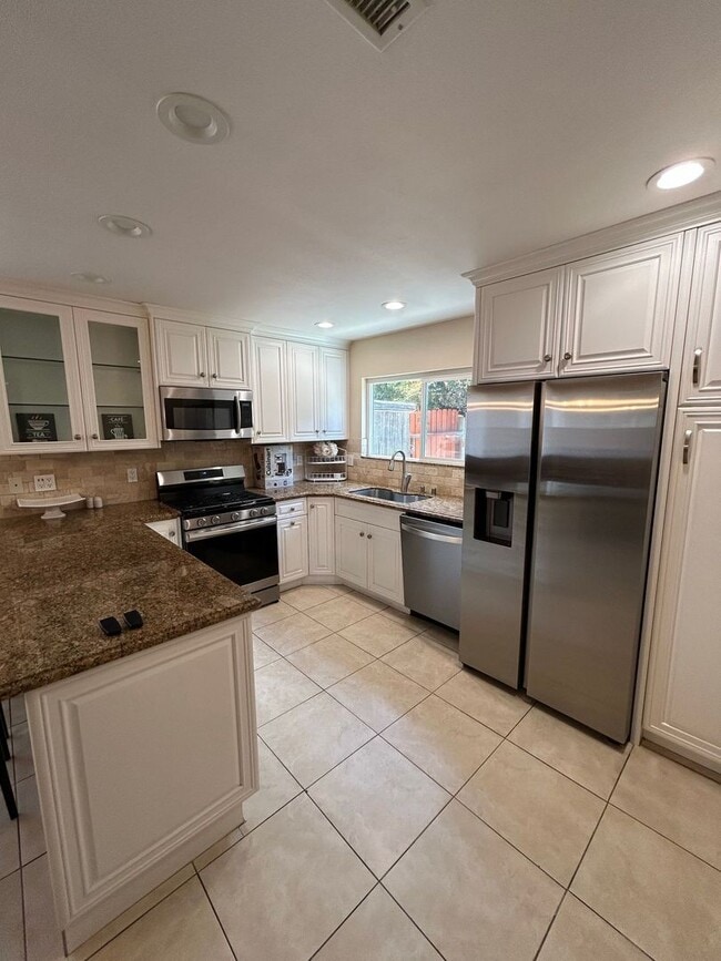 Building Photo - New! Fully Furnished Costa Mesa Condo Near Back Bay!
