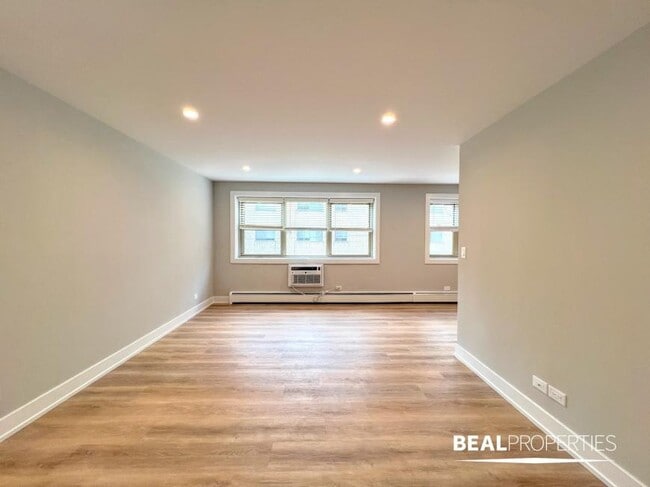 Building Photo - 1 bedroom in CHICAGO IL 60657 Unit 311 Rental