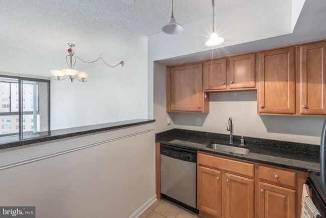 Building Photo - 1001 N Randolph St Unit 811