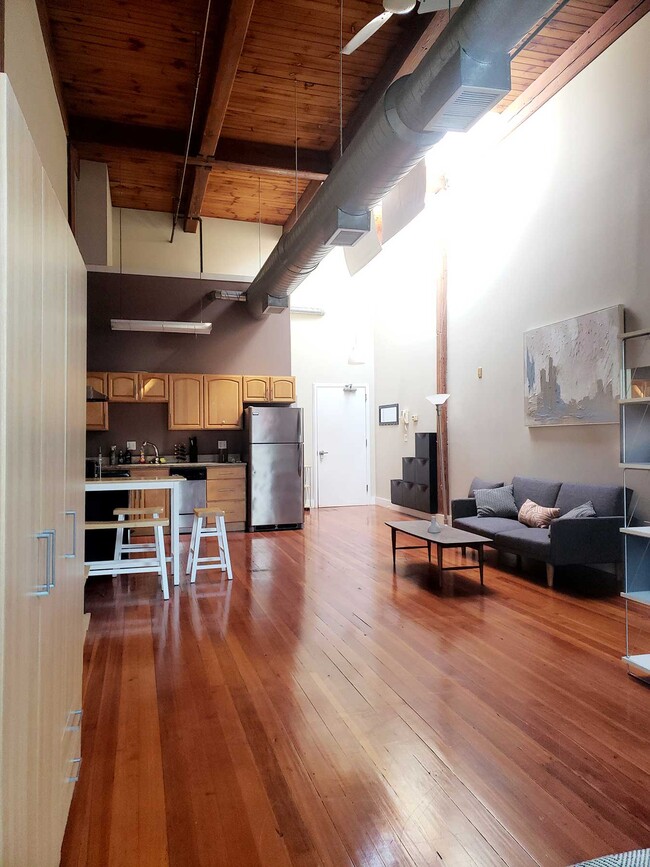 Building Photo - 49 Munroe St Unit Green Line Studio Loft