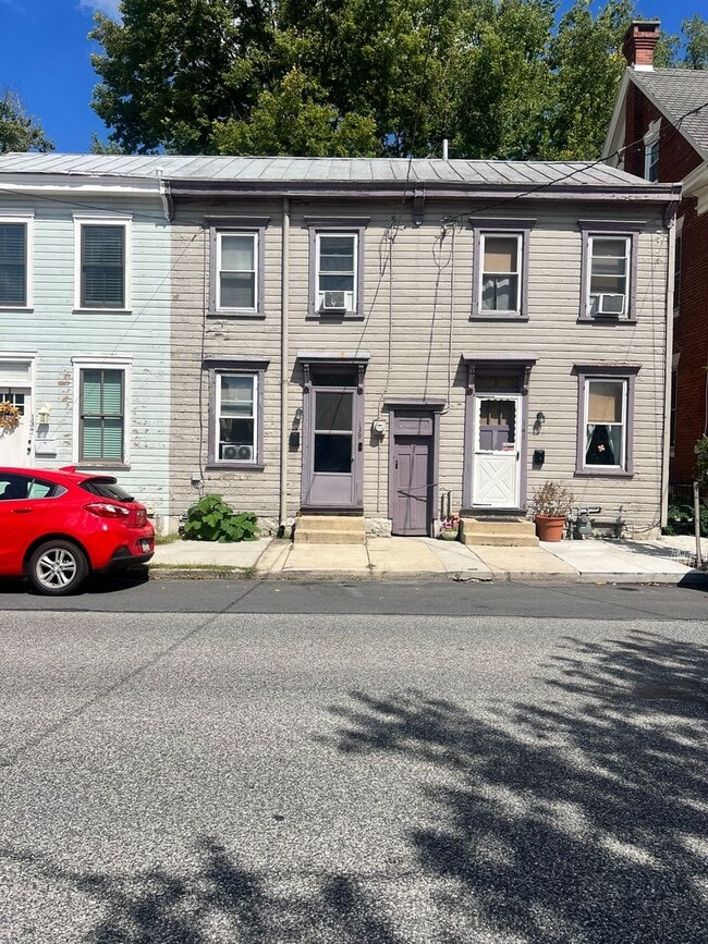 Photo - 2-bedroom, 1.5-bathroom home located in th...