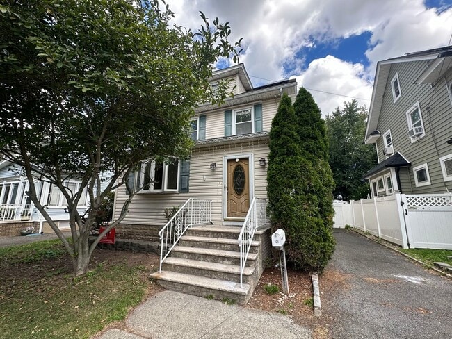 Building Photo - 4 bedrooms, 3.5 bathrooms Rental