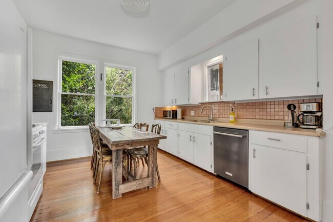 Photo - 4230 Prince Edward St Unit ID1051862P