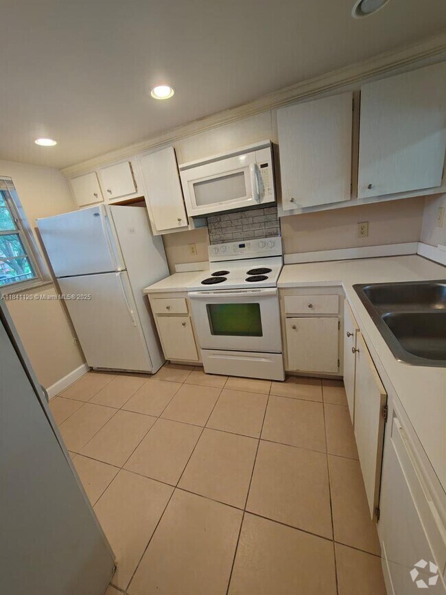 Building Photo - 1811 Sabal Palm Dr Unit 206 Rental
