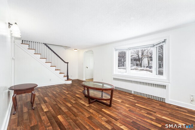 Photo - 783 Quaker Ln S