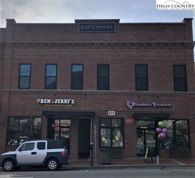 Building Photo - 671 W King St Rental