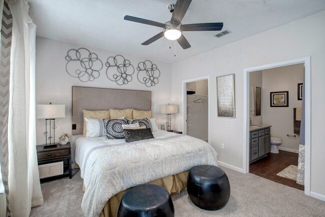 Dormitorio principal y baño - The Glen at Alexander Apartments