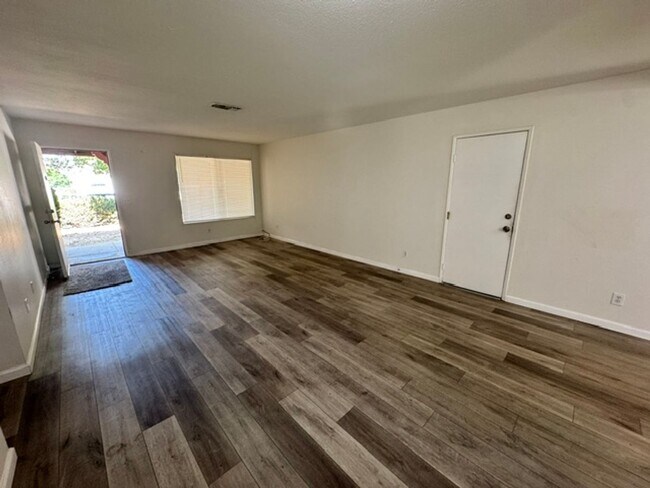 Photo - Remodeled 4+2 In Lake L.A. - $3000