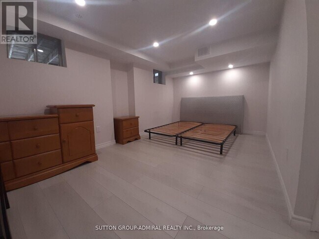 Photo - 1331 Major MacKenzie Dr W