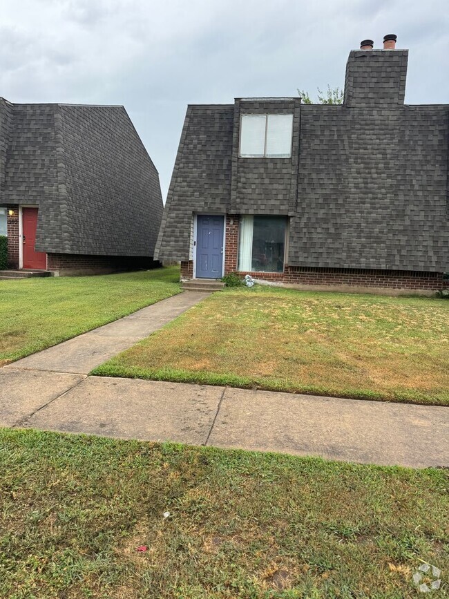 Building Photo - Two bedroom townhouse