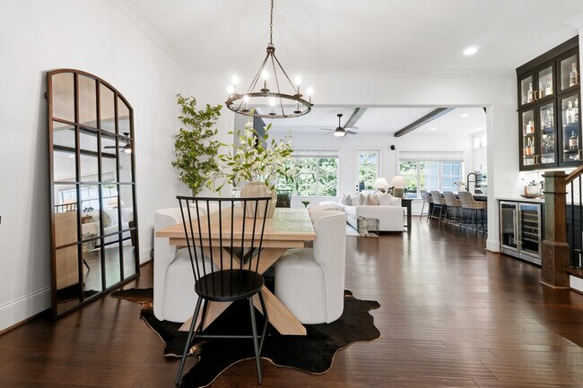 Photo - 530 Springer Bnd NW