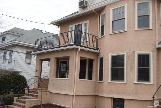 Building Photo - 140 Winsor Ave Unit #1 Rental