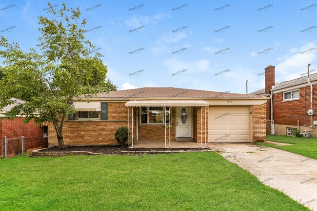 Building Photo - 818 Woodyhill Dr