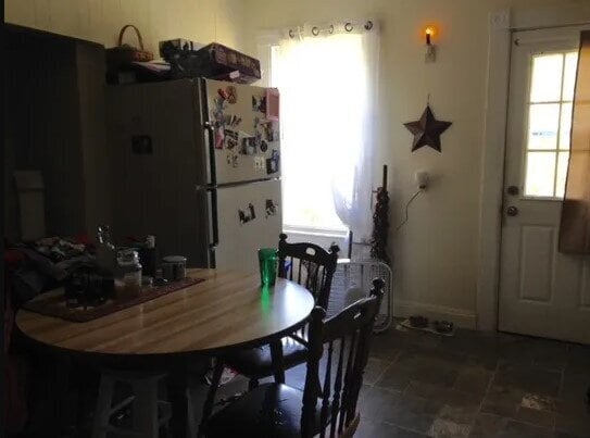Building Photo - 3 Bed, 1 Bath Apartment in Prime Location!
