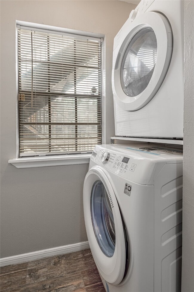 Building Photo - 2402 Sycamore Ave Unit A1