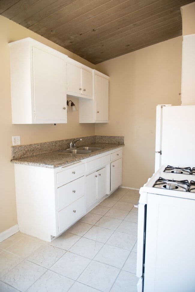 121 W Arrellaga St Unit 005