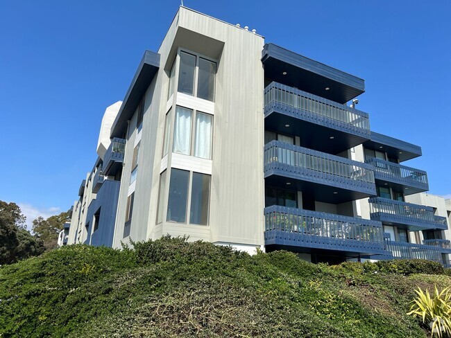 Building Photo - Ocean Front Living! Furnished 3 Bedroom + ... Rental