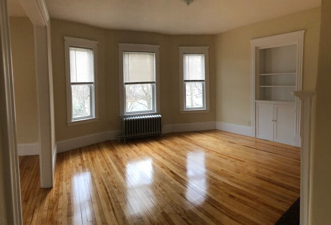dining room - 597 S Main St Unit 1st Floor
