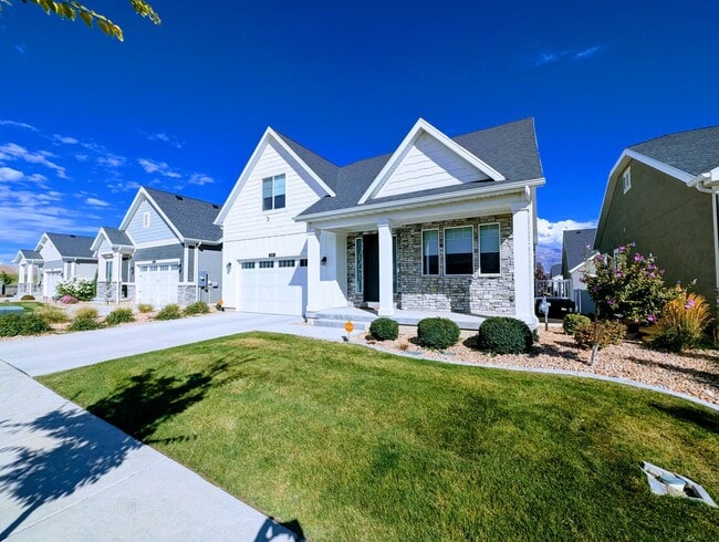 Photo - Lovely, spacious, newly built Lehi House!!