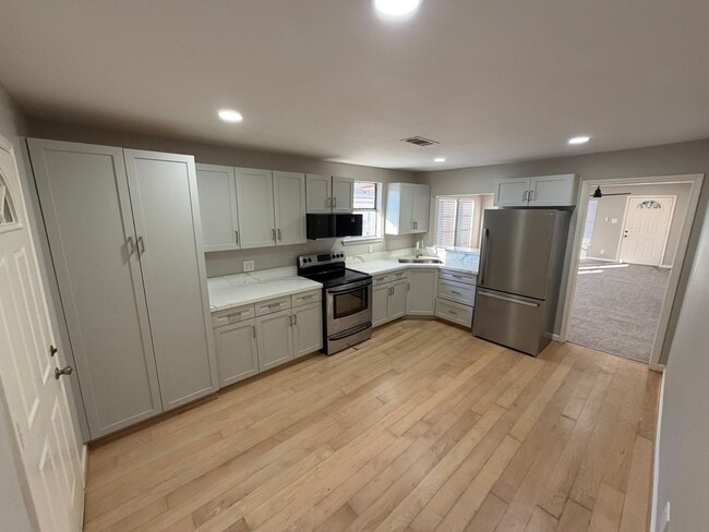 Photo - 1554 Scharpe St