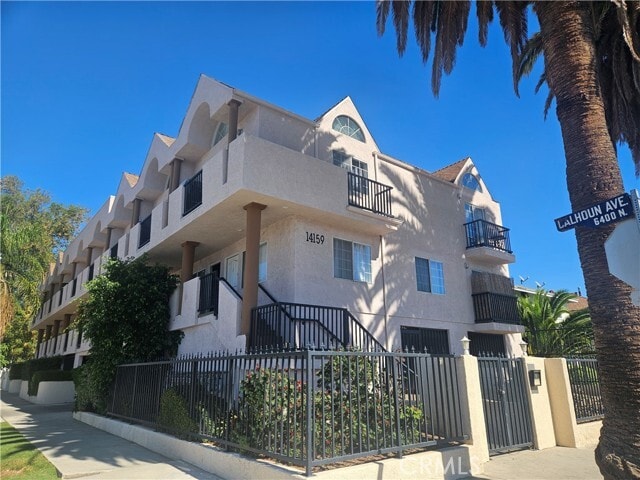 Building Photo - 14159 Gilmore St Unit 9